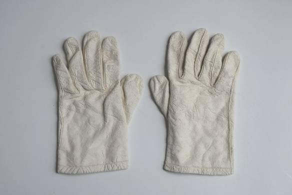 眼睛|店里出现「疑似穿过的内衣」：怀疑眼睛的小型陶艺展