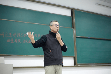 领读经典《乌合之众》曾维希老师在"悦读荟"活动中大学生文化素质教育