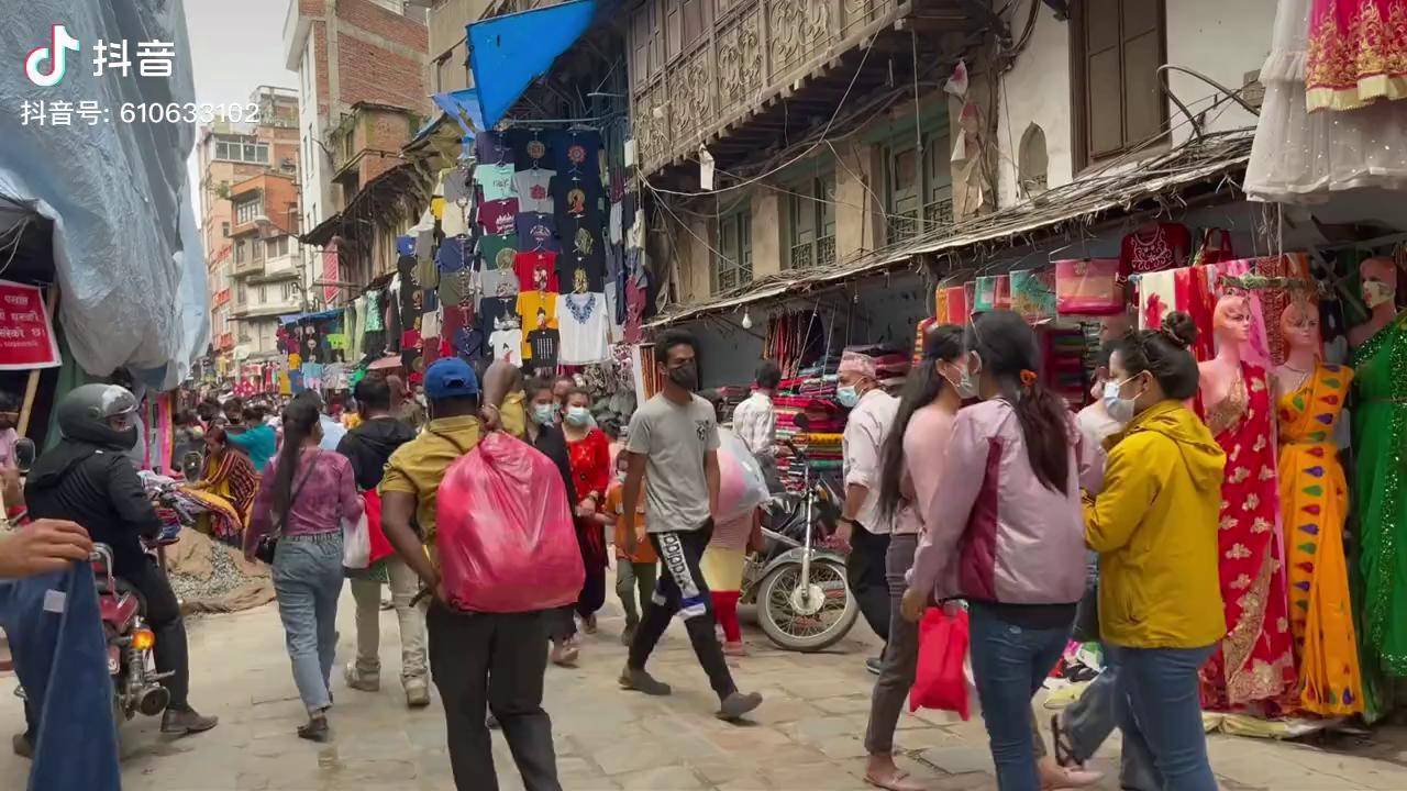 行者合金在尼泊尔街头采访小姐姐发现她18岁已经结婚三年了