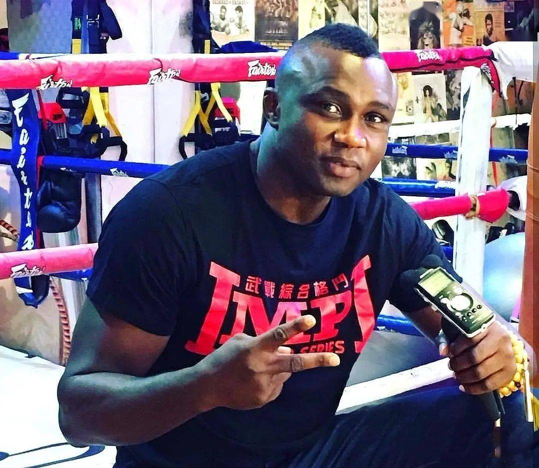 的反对,毅然决然地嫁给了有着"非洲拳王"称号的胡斯·哥路沙(vuyisile