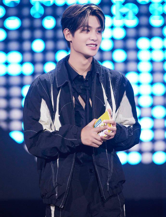 [消息]黄明昊《这就是潮流》造型图释出 雨夜撑伞氛围感拉满_justin