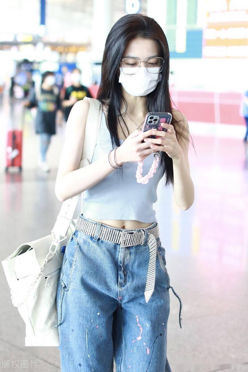 2021年8月29日,北京,徐璐现身机场.