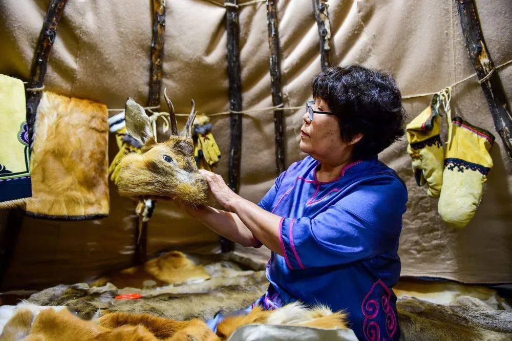 【新华社】鄂伦春族:戴上狍角帽传承民族文化