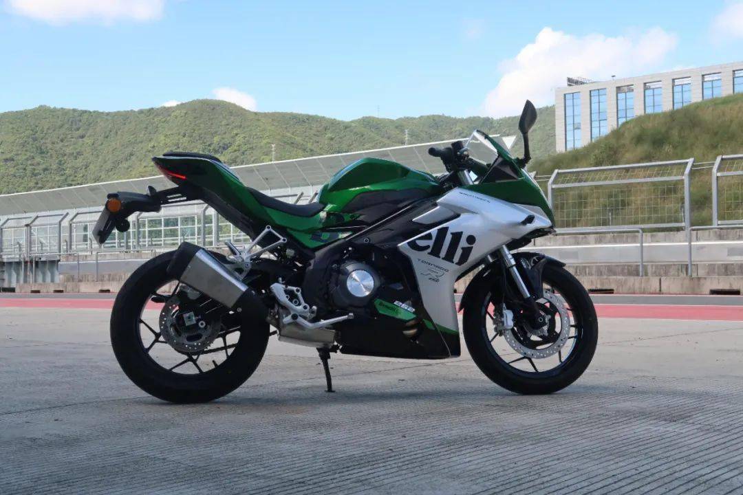 25800元,贝纳利仿赛 tornado 252 发布!