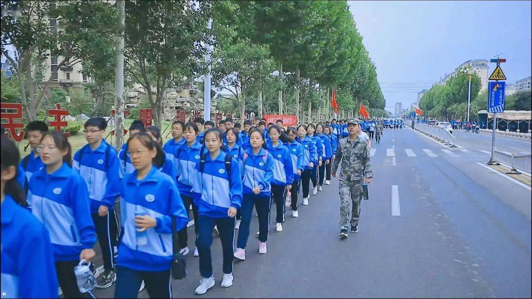 金乡一中举行2021级高一新生军事训拉练活动