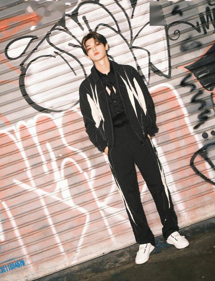 [消息]黄明昊《这就是潮流》造型图释出 雨夜撑伞氛围感拉满_justin