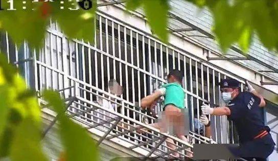 浙江男孩光着屁股挂在5楼窗外!70岁奶奶隔窗箍住胳膊!