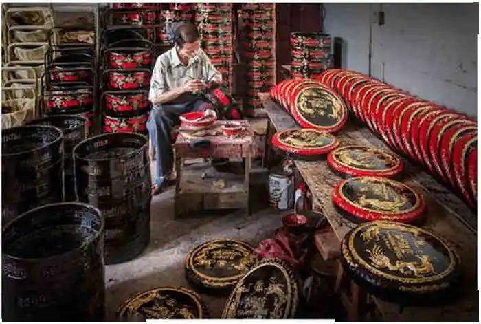 传统的漆篮制作要经过编制竹篮,涂抹油灰和上漆,绘画