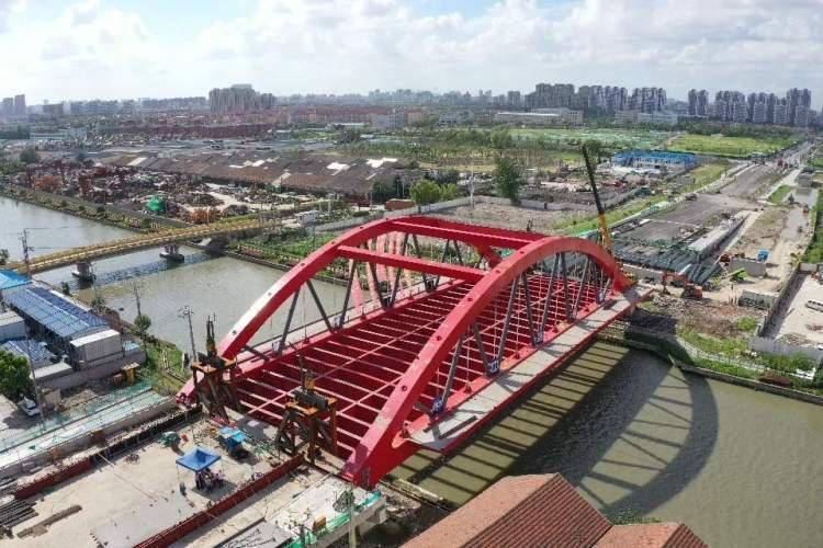 随着盾构的逐渐推进,景洪路跨春申塘桥此时已无法在河道中打桩