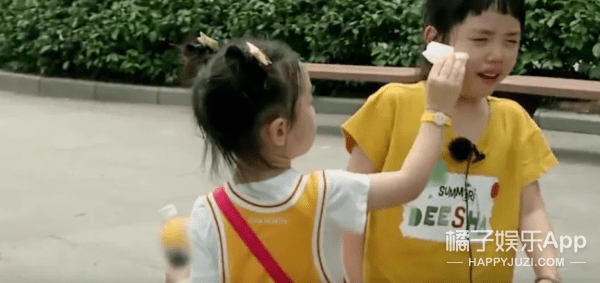 朱茵|铁汉黄贯中也有柔情时！对女儿宠爱对朱茵温柔，万幸没受渣爹影响