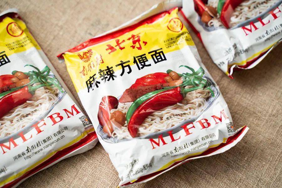 虽然叫着"老北京",但它实打实是祖籍河南漯河的,我们之前在方便面评测