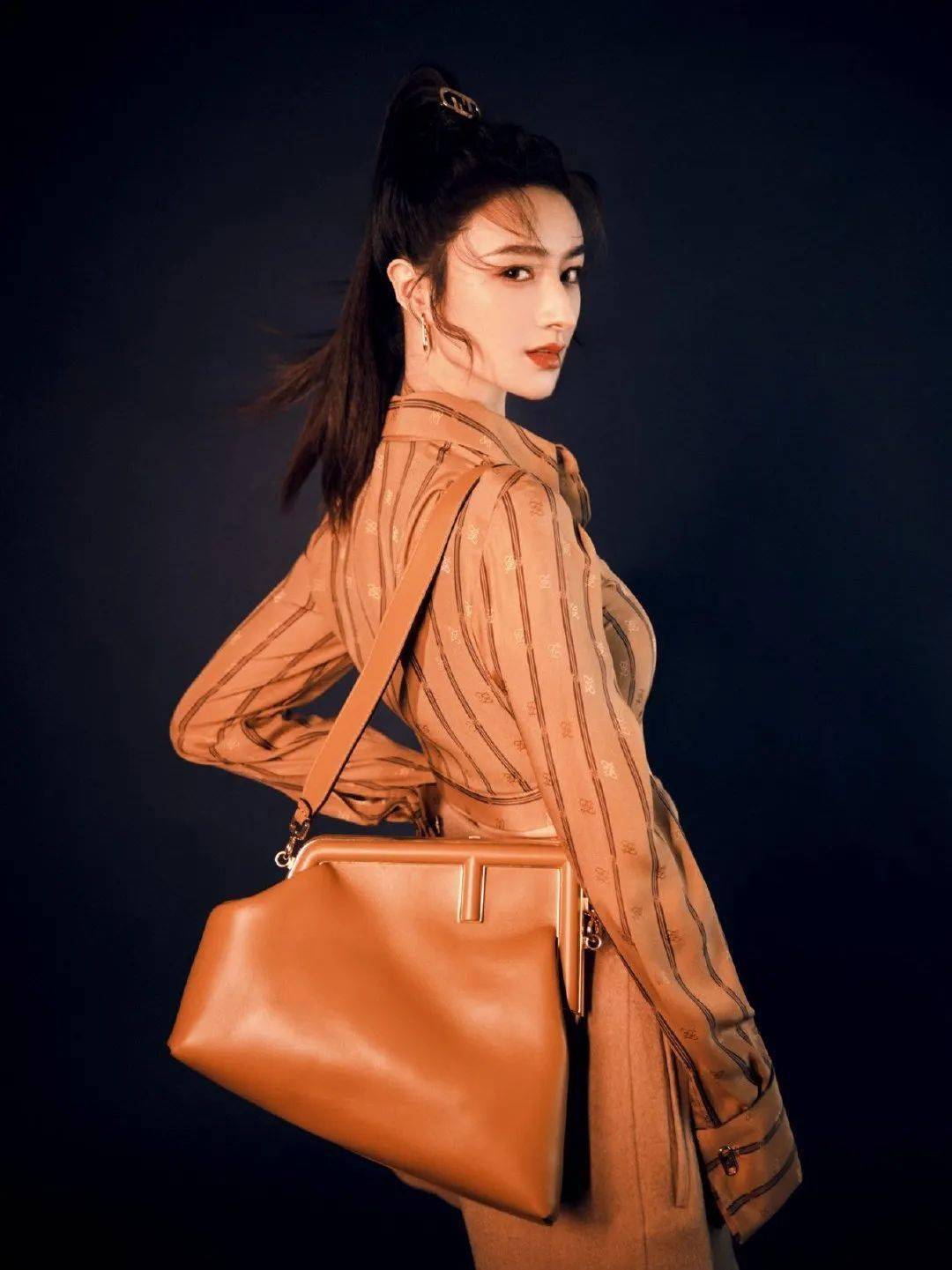 棕色|秋天背什么包?跟着这些明星抄作业就成!