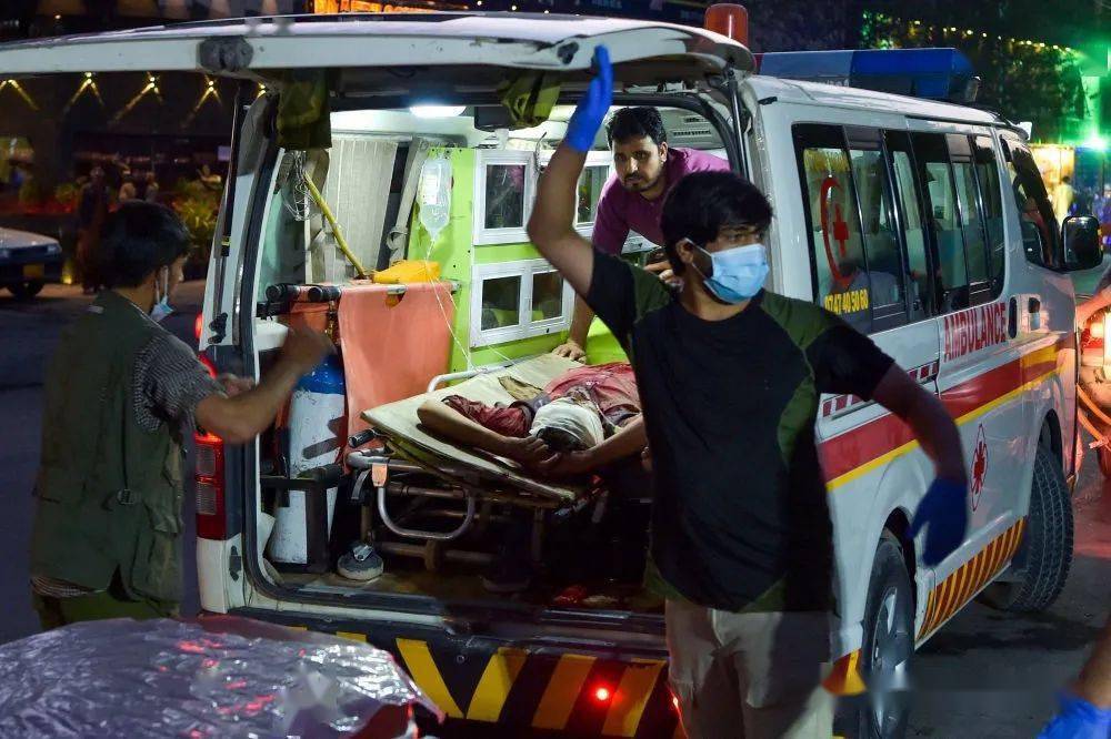 阿富汗,喀布尔机场发生恐怖袭击事件后,救护车载着伤员抵达医院