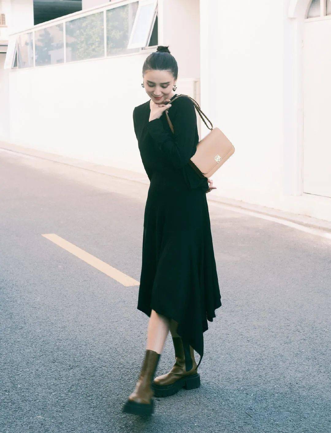 棕色|秋天背什么包?跟着这些明星抄作业就成!