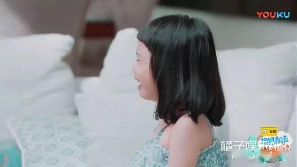 朱茵|铁汉黄贯中也有柔情时！对女儿宠爱对朱茵温柔，万幸没受渣爹影响