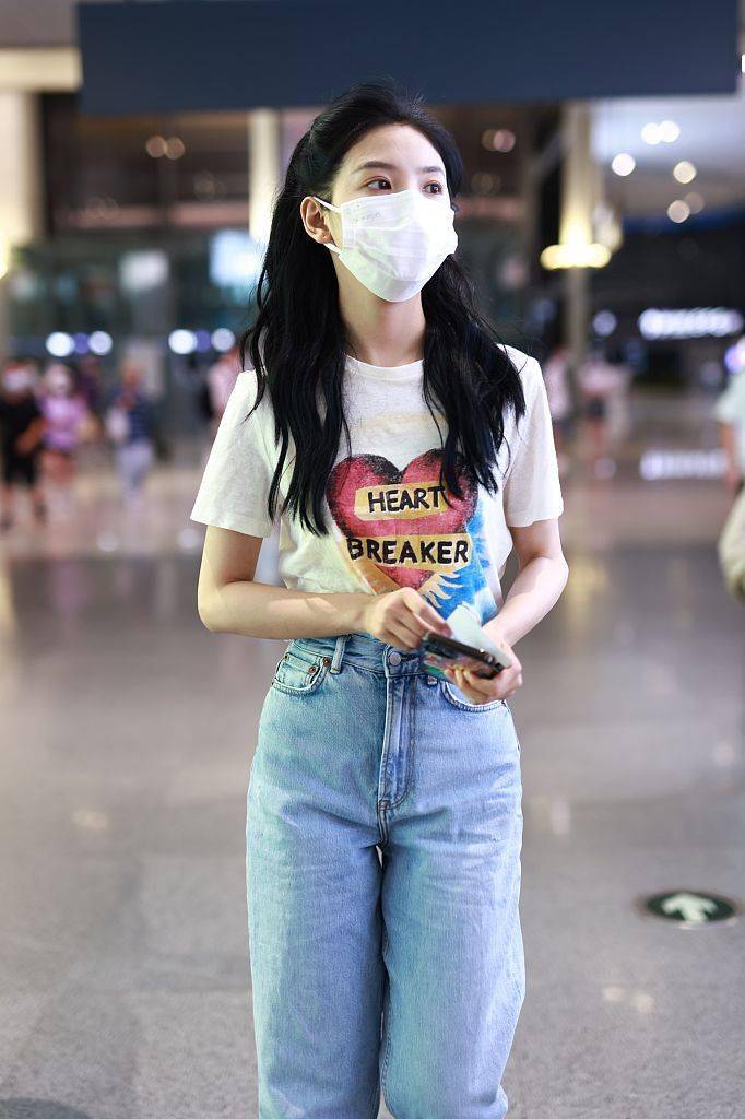 心形|章若楠穿白T牛仔裤清新可爱 比心卖萌甜度浓浓