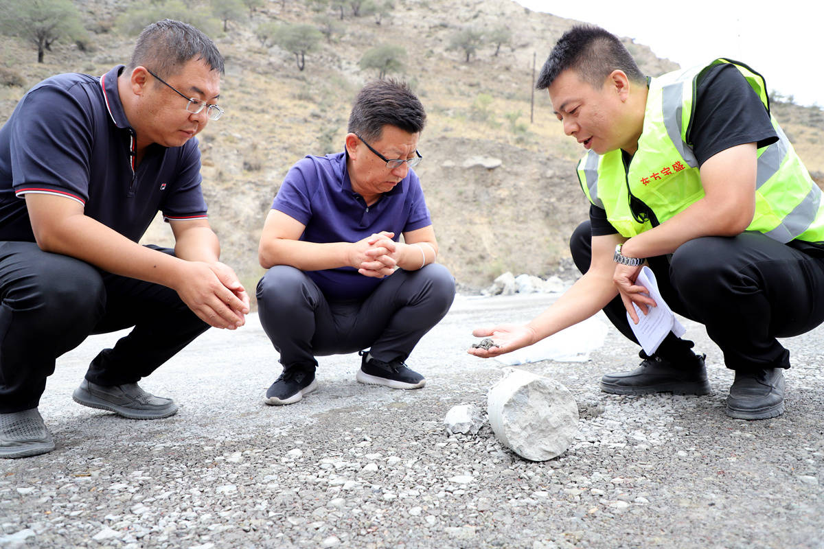 寧夏首次在舊水泥路面改造中試驗應用共振碎石化技術