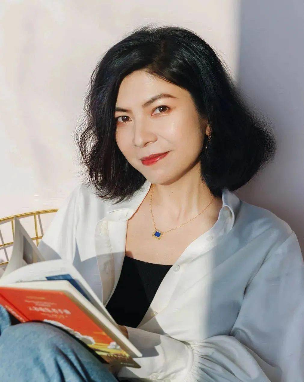 时尚博主@宝藏女孩阿花耳环上半部银镀金圆盘采用锤纹工艺,特殊肌理