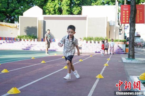 作业|开学第一天 广西南宁小学生参加课后兴趣班