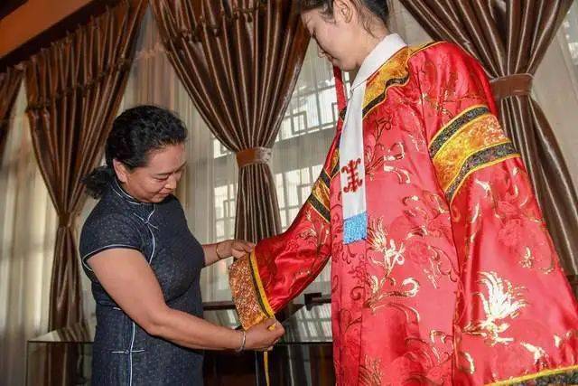 柳喻|针脚留住历史 传承旗袍文化