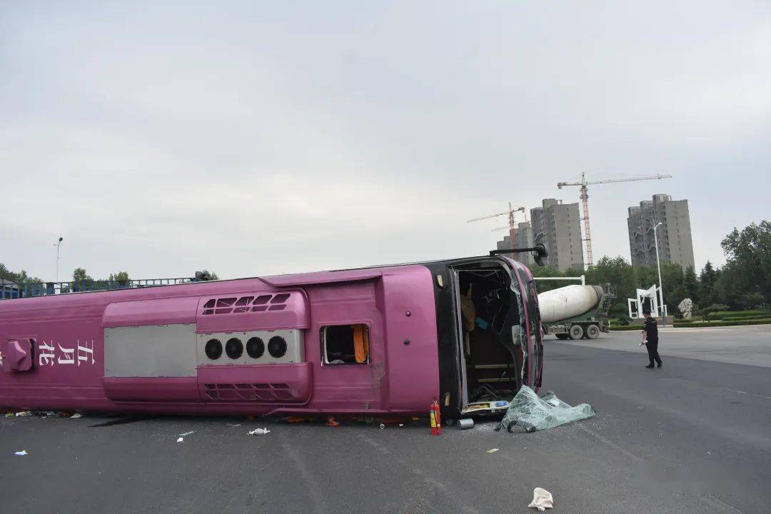 王某某驾驶重型半挂货车沿临朐营龙路由南向北行驶至营龙路与兴隆路