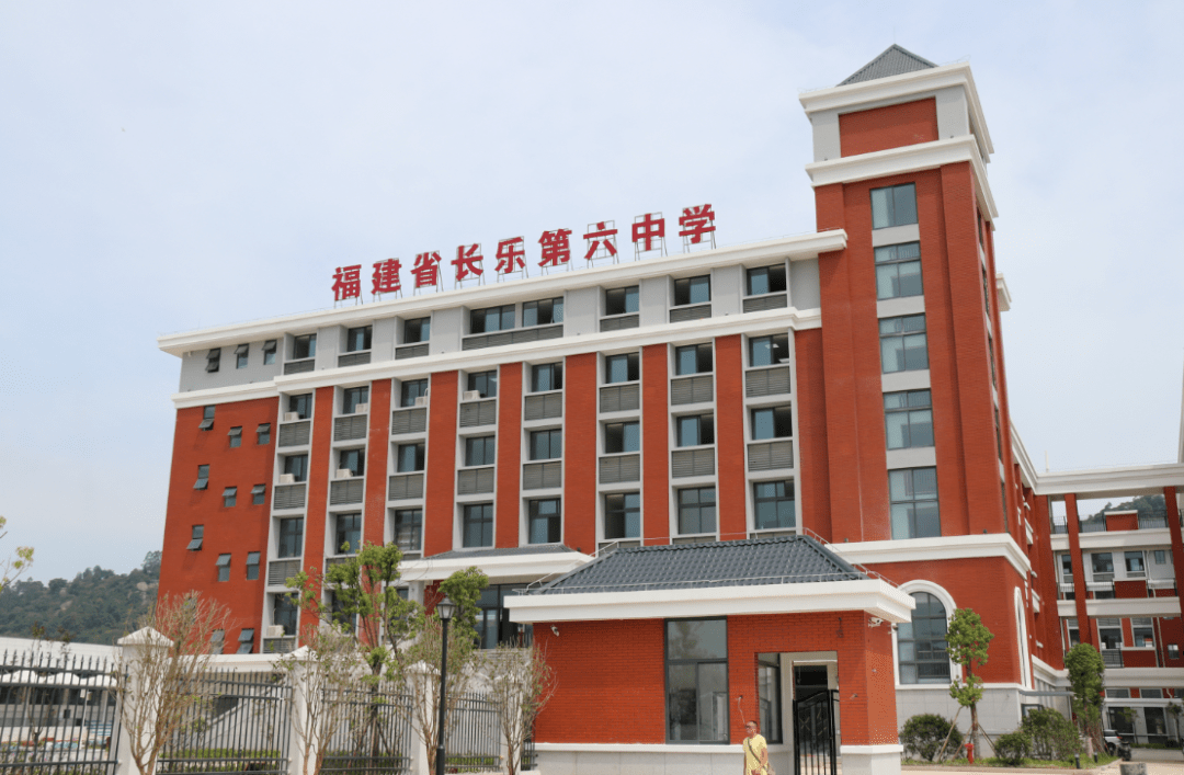 新区体育中心在建网球场项目和长乐六中新校区工程项目,详细听取各