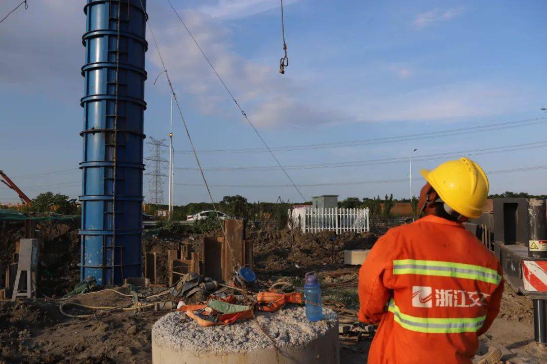 胡加文summer#水泥工胡加文#临近傍晚,现场的风逐渐大了起来.