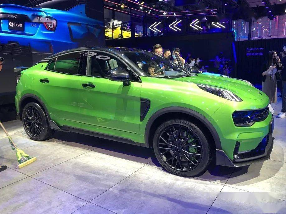 外观部分,领克05 使用了墨绿色车漆,前脸中网的样式更加运动,并且使用