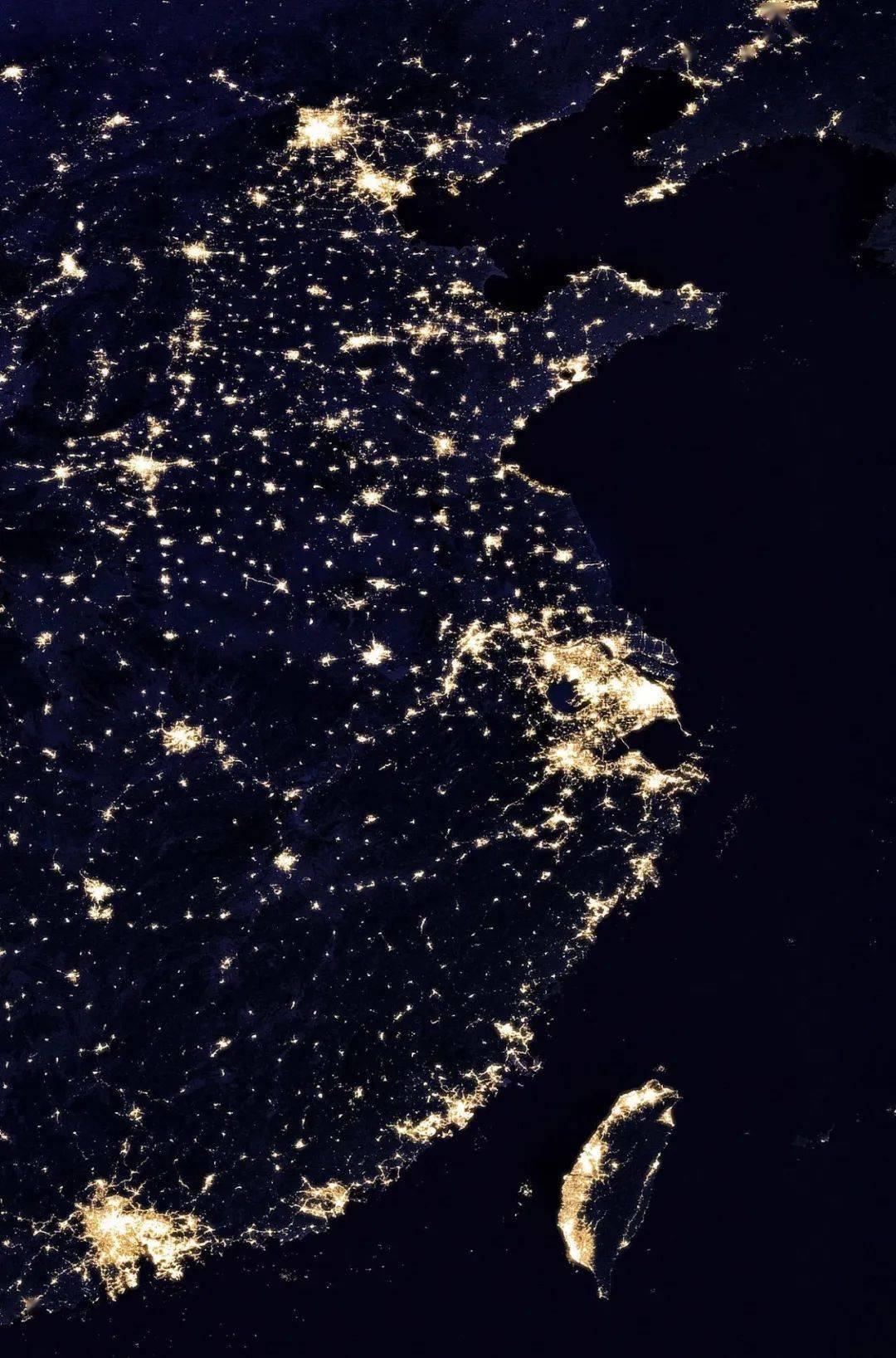 卫星图,中间大面积连续的明亮区域为长三角地区| 图片来源@nasa过去