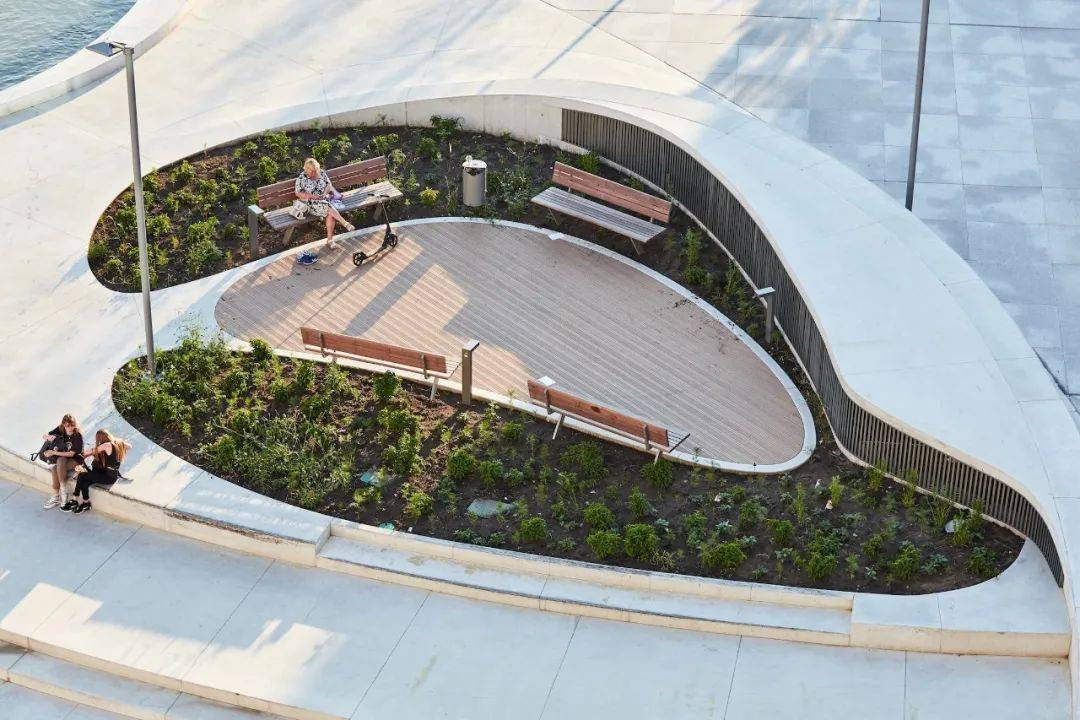 这个曲线广场怪好玩的