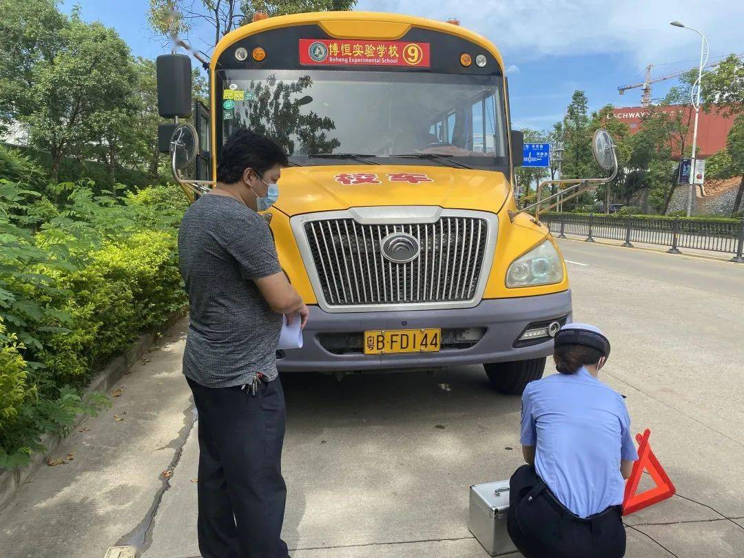 深圳交警开学前在全市各区对校车开展集中检查