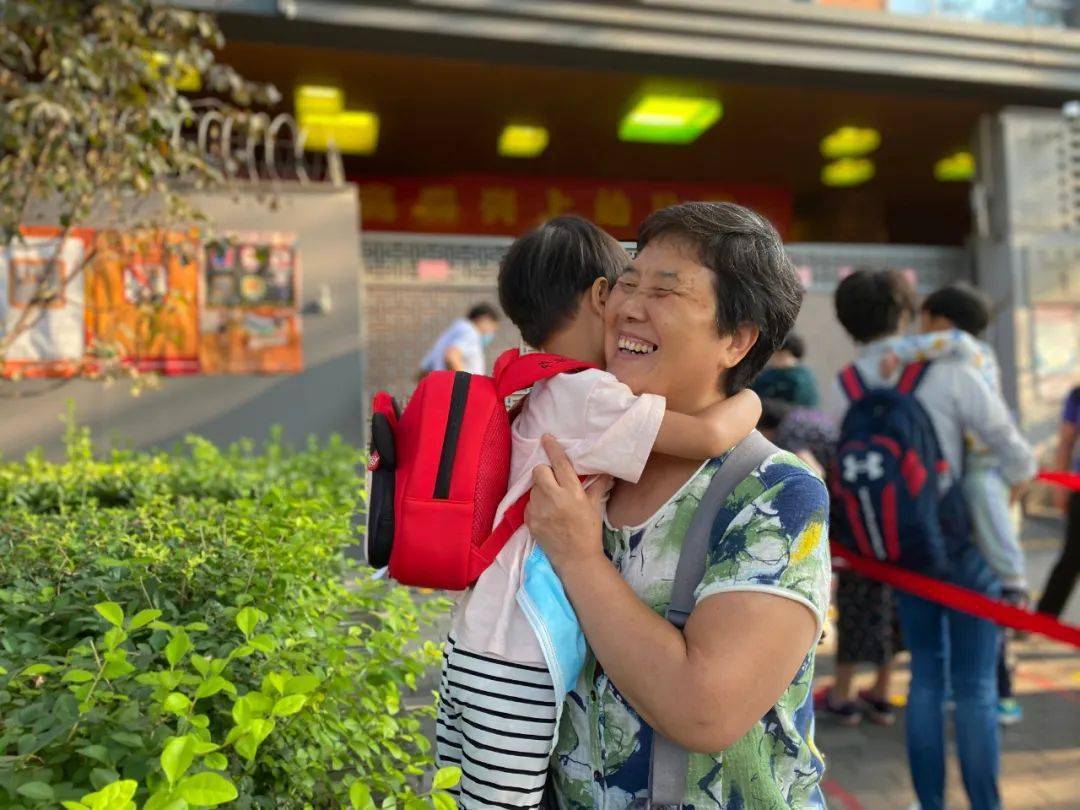 开学第一天！那些开心的家长和孩子们