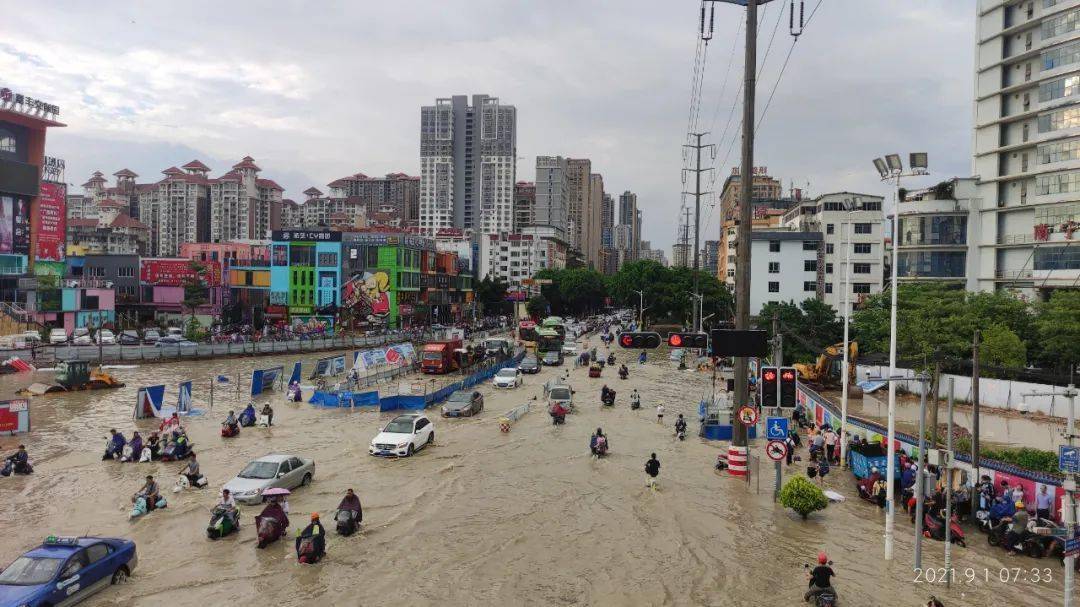 暴雨的"袭击"后 南宁北湖立交桥 及安吉客运站附近开启"看海模式"