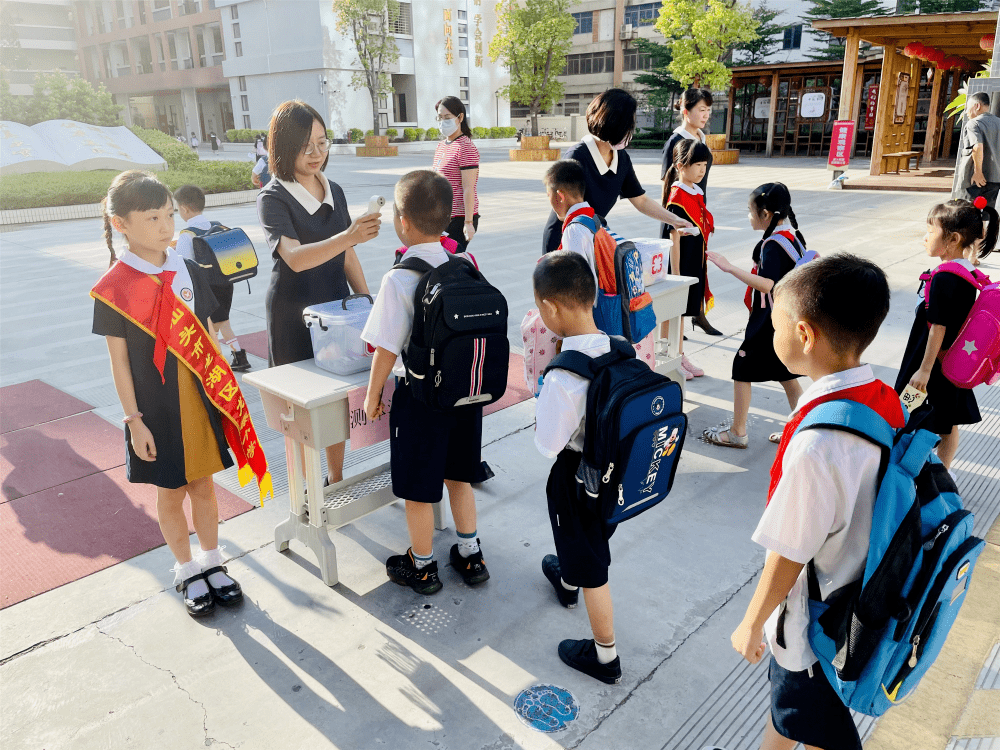 开学第一天!龙湖区十万师生重返快乐校园