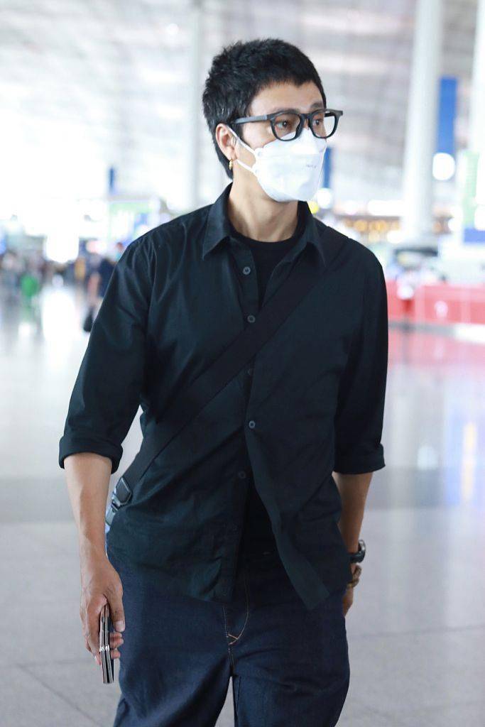 陈坤穿黑t恤黑衬衫牛仔阔腿裤 发型利落配大框镜显文艺_深蓝色