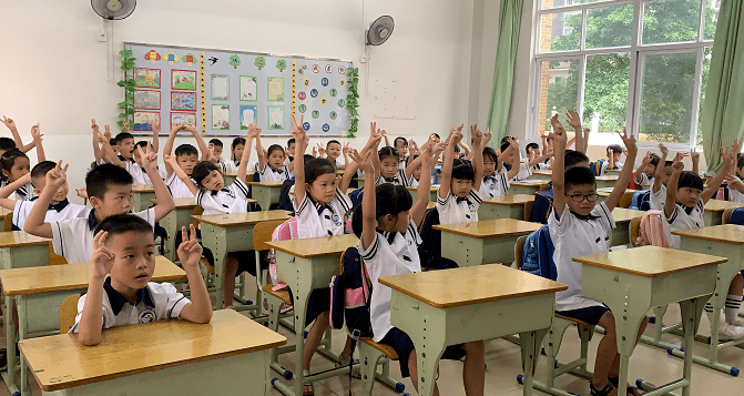 延吉市新兴小学校服图片