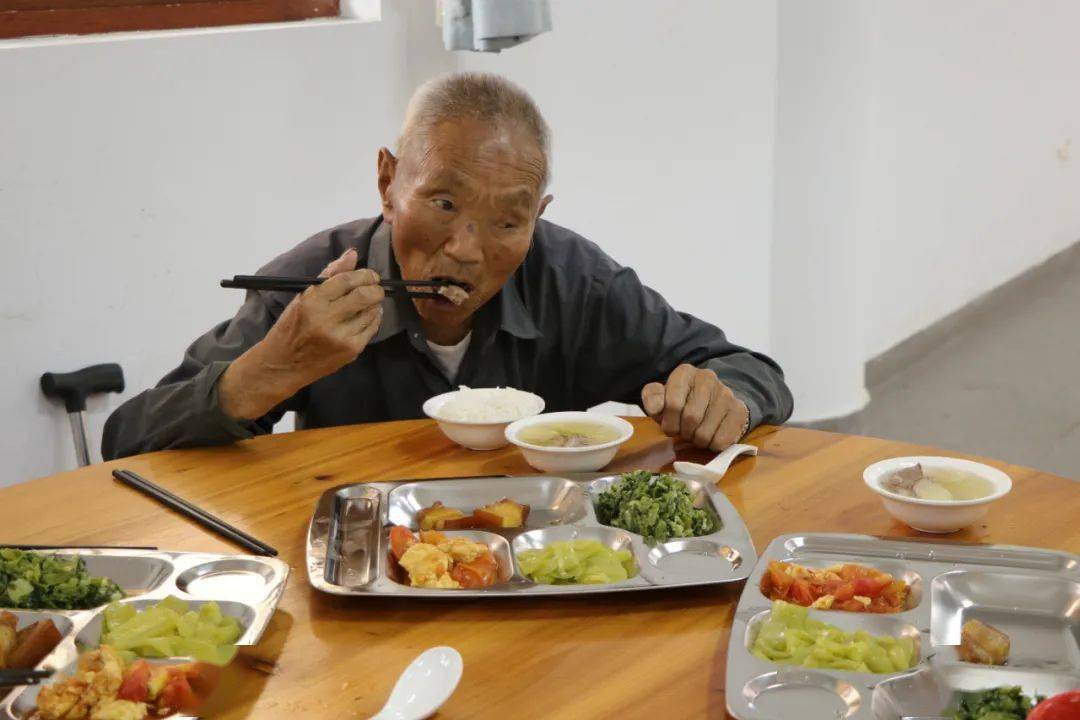 食堂内窗明几净,整洁敞亮,老人们围坐在圆桌上吃饭,不时传来大家交谈