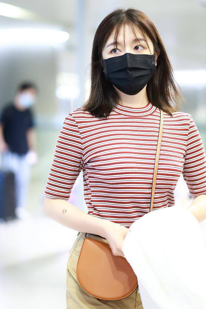 图案|李兰迪穿条纹T恤搭卡其色直筒裤 温柔大方