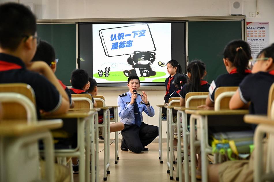 朱伟辉|城事｜开学首日遇高温：典礼缩短，第一课“致四年后的自己”