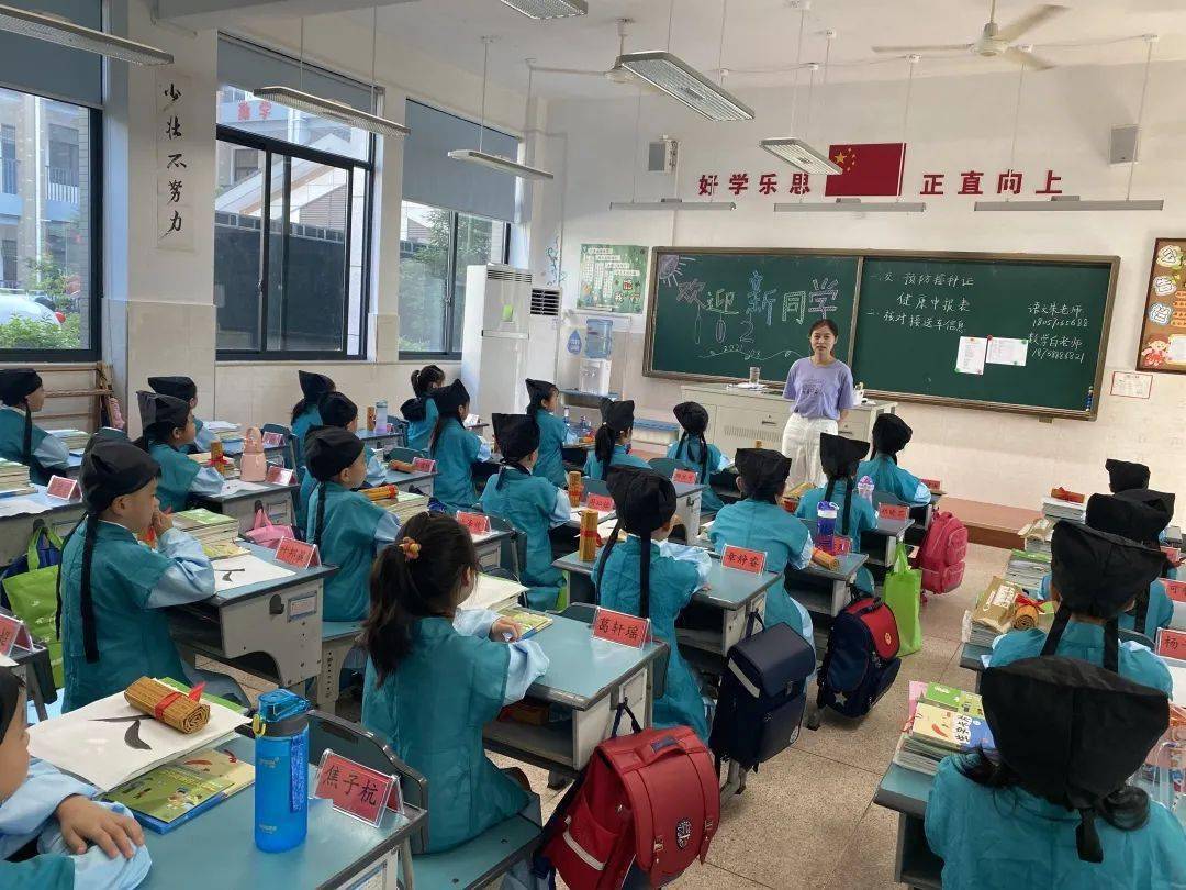 民呼我为|假日里的公益顺风车 护航学生暑期精彩来源:百丈小学编辑