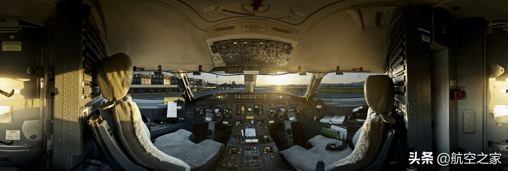 g54394航班的观察员是高某,男性,他累计飞行2075小时,均为crj900型.