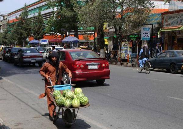8月31日,一名水果商贩推车走在阿富汗喀布尔街头.