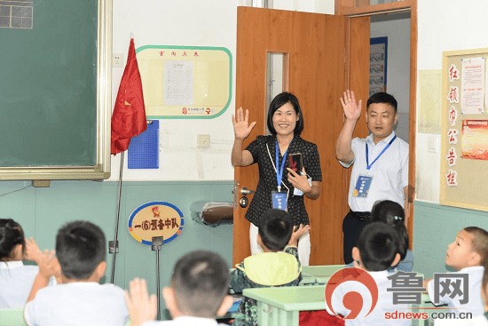 临沂明坡小学开学第一天校长为队员们新学期助力加油