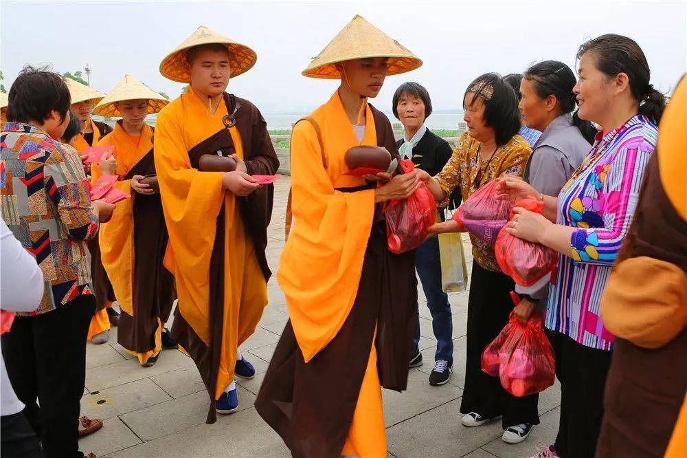 農曆七月供萬僧幫助貧苦寺院供僧一次世世無貧代代如意諸多寺院仍在