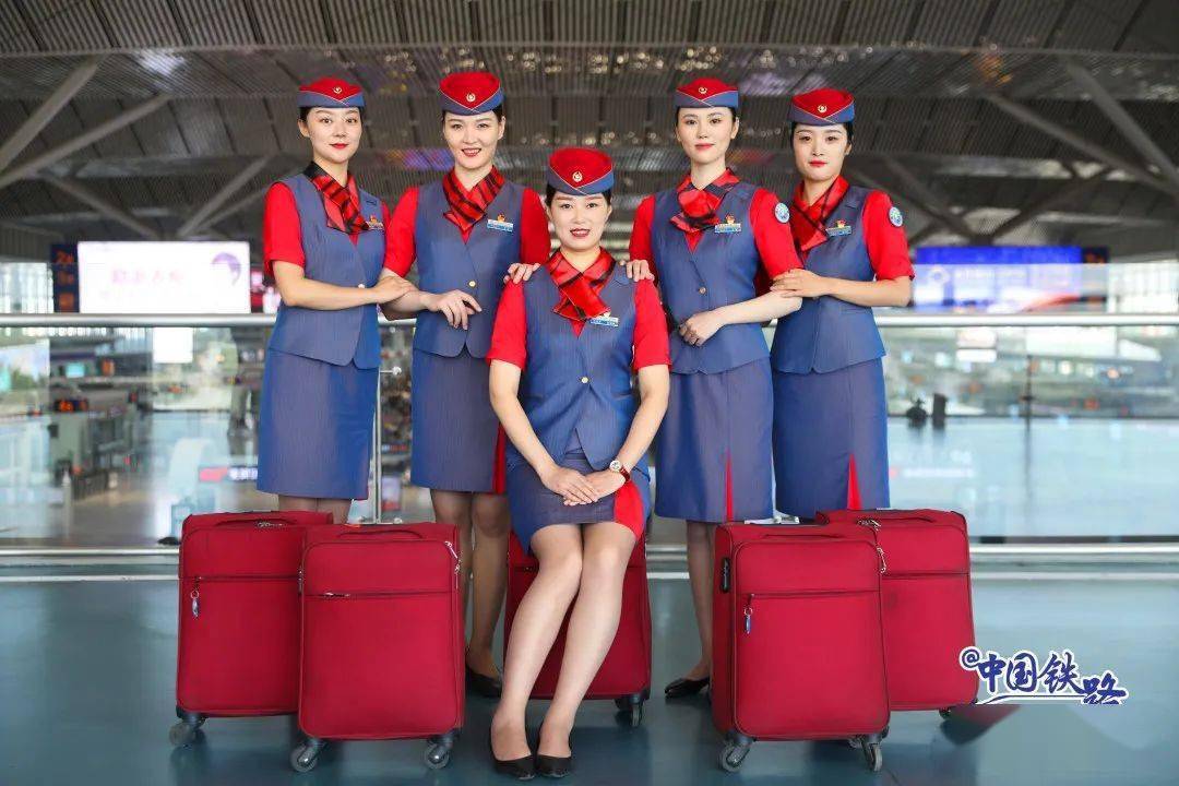 漂亮有气质西安的乘务员小姐姐换制服啦