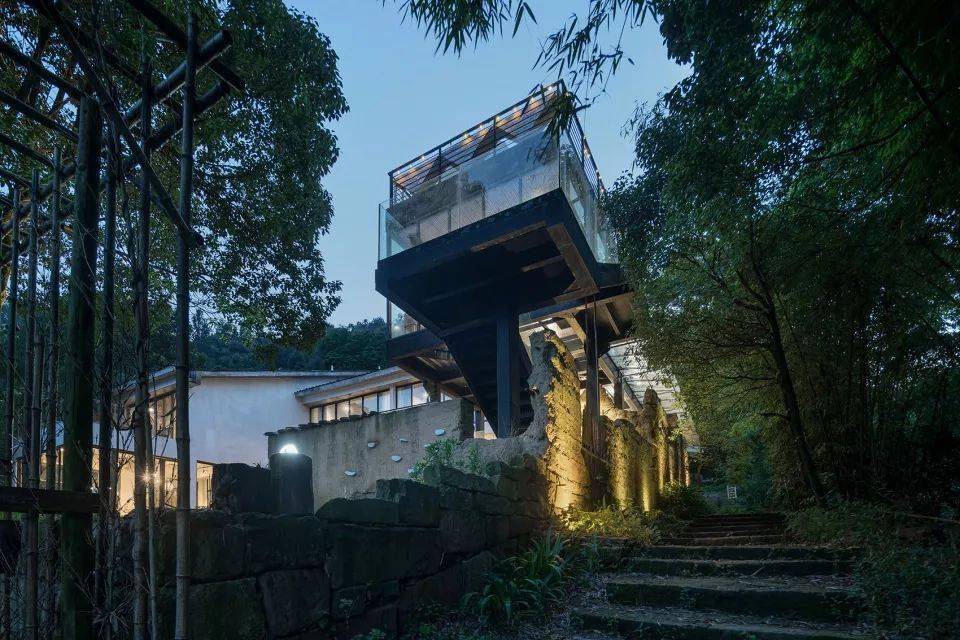 山崖上的野奢酒店