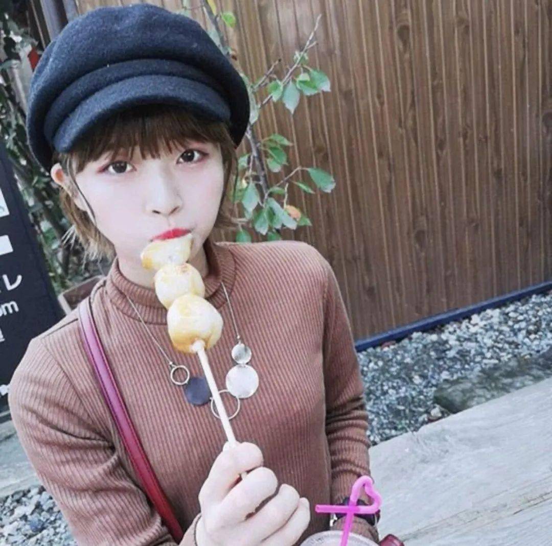 无论什么风格的衣服,她都能完美驾驭,发型与妆容也都很减龄.