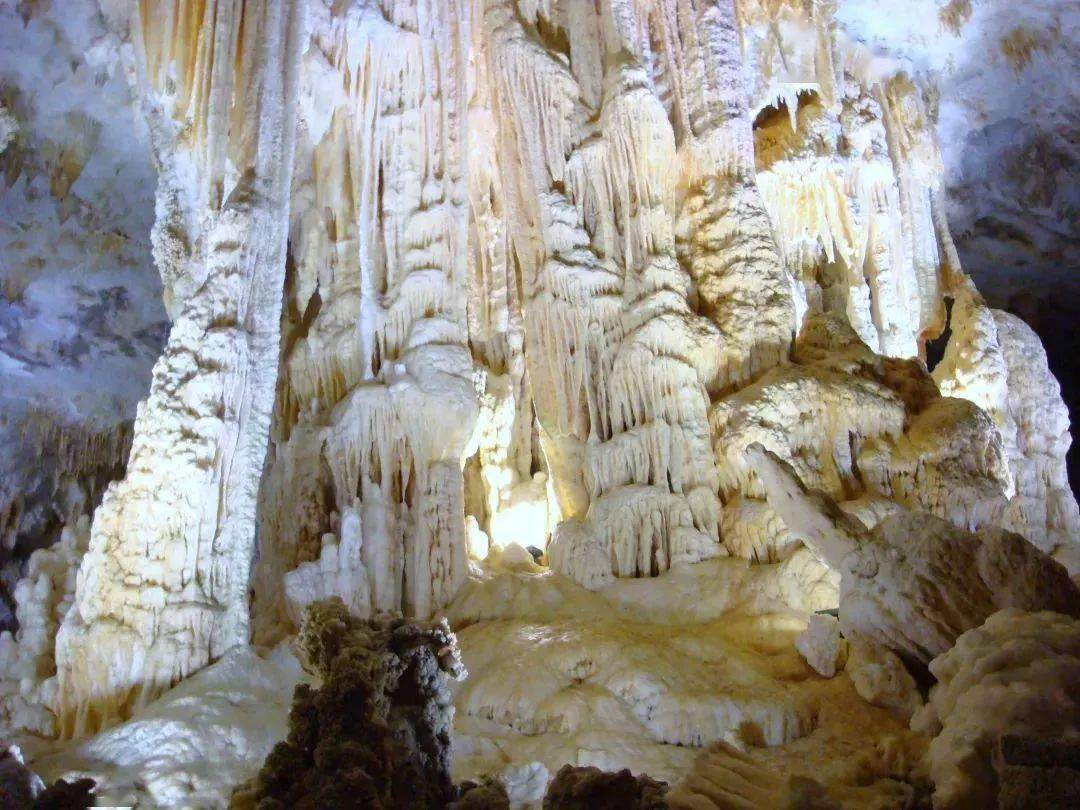 长寿水晶宫巴马水晶宫位于巴马县那社乡大洛村牛洞屯,距县城约43公里