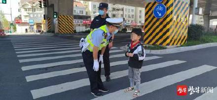 带着|这届父母真让娃操心：男孩发现妈妈送错幼儿园