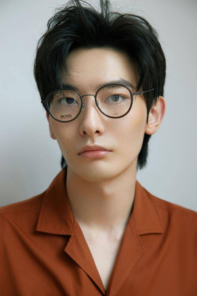 王瑞昌室内写真男友风满满偏分露额头凸显优越五官